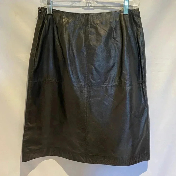 Ann Taylor Black Leather Knee Length Skirt, size 8P - Picture 2 of 9